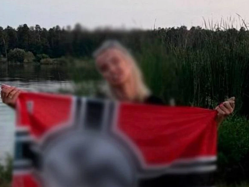 Киянка розмістила у мережі фото з нацистським прапором. ЗМІ пише, що це співробітниця Святошинського суду