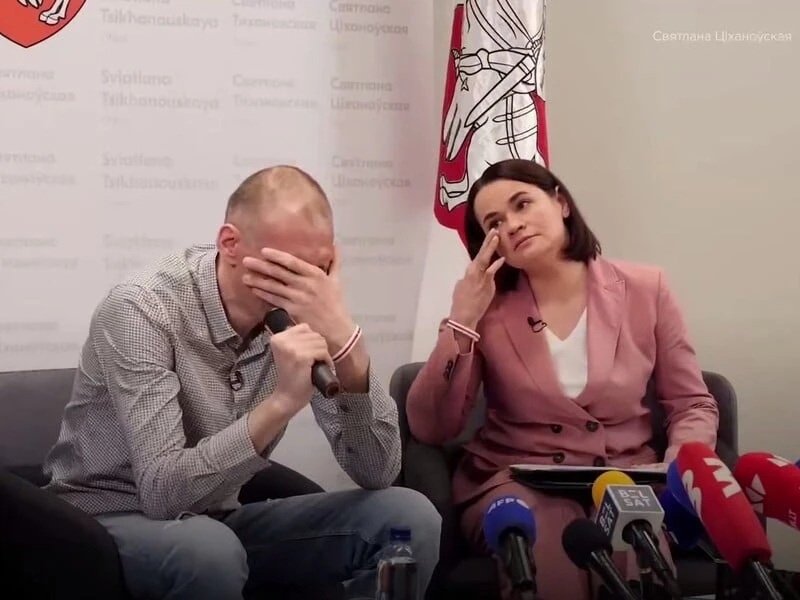 Звільнений білоруський опозиціонер Тихановський заплакав, говорячи про доньку. Відео