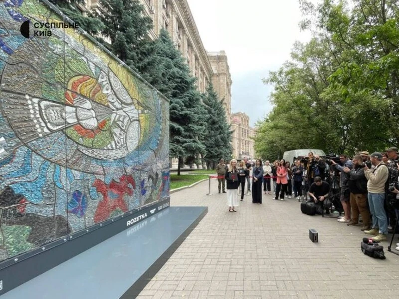 Легендарну мозаїку Горської, яка прикрашала ресторан у Маріуполі, відтворили в Києві й повезуть до Харкова