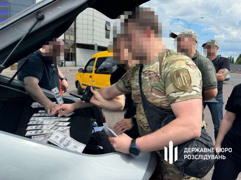 Волонтерське посвідчення за $12 тисяч. ДБР заблокувало незаконну схему перетину кордону