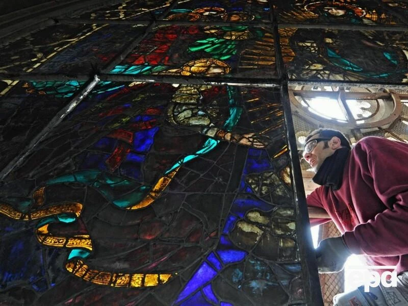 Італійський політик затнувся на сходах і розбив головою історичний вітраж. Відео