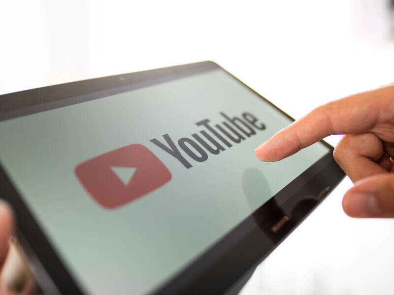 YouTube заблокував сторінки п'ятьох виконавців пісень із РФ, які потрапили під антиросійські санкції ЄС через підтримку Путіна