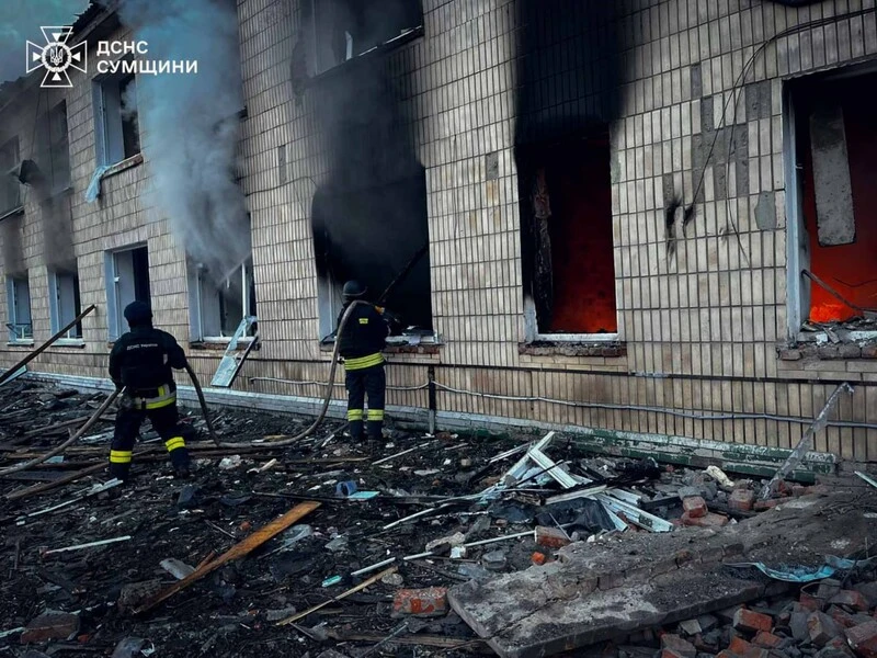 РФ у Сумській області атакувала дві лікарні. У зруйнованому будинку загинула людина. Відео, фото