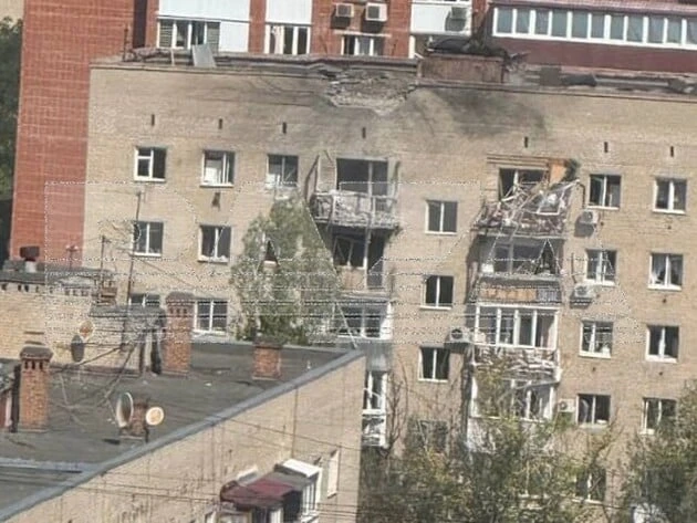 У Ростові збитий із курсу БПЛА врізався в житловий будинок. Ефектне відео