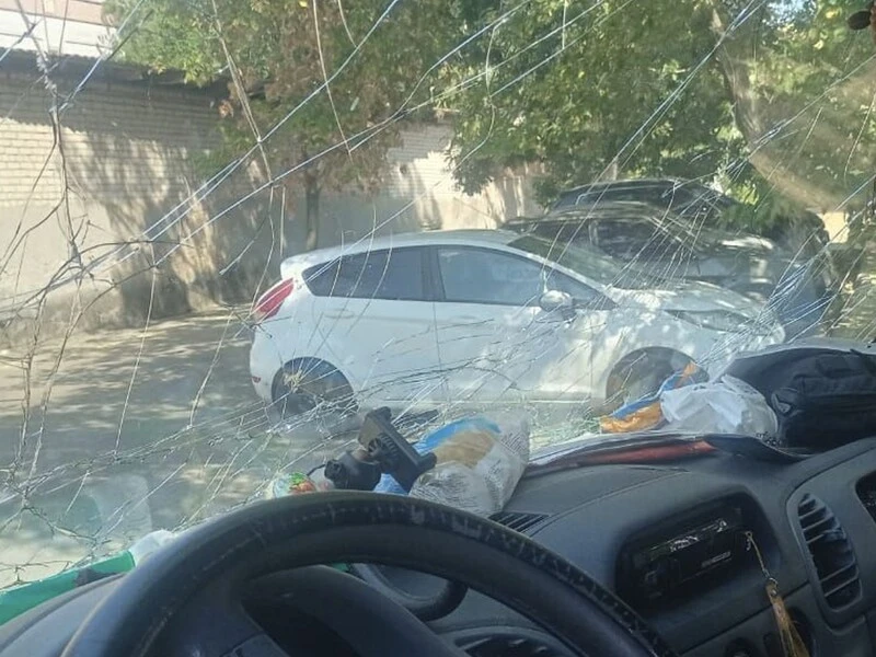 Окупанти вдарили дроном по автомобілю волонтерів і точкою видавання гуманітарної допомоги у Станіславі, двоє людей постраждали – ОВА