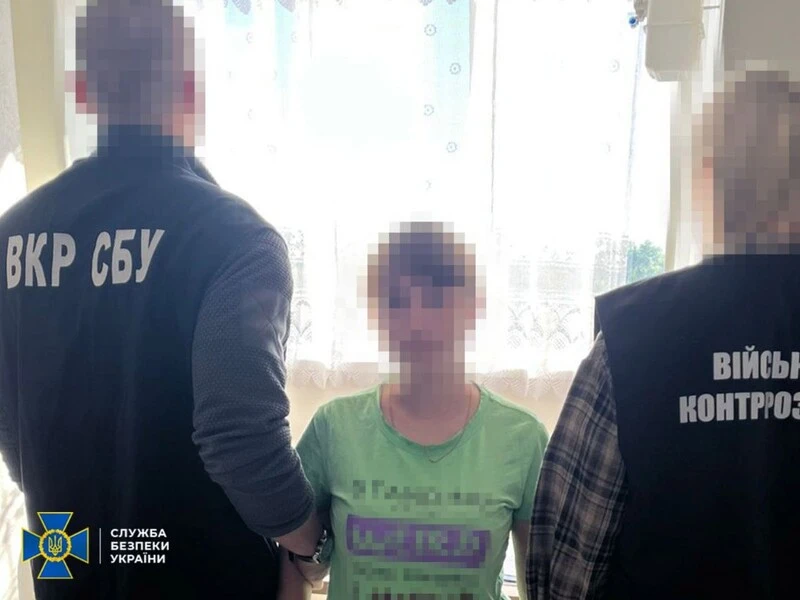 У Чернігові жінку підозрюють у коригуванні ударів по ТЦК. При затриманні вона намагалась розбити смартфон – СБУ