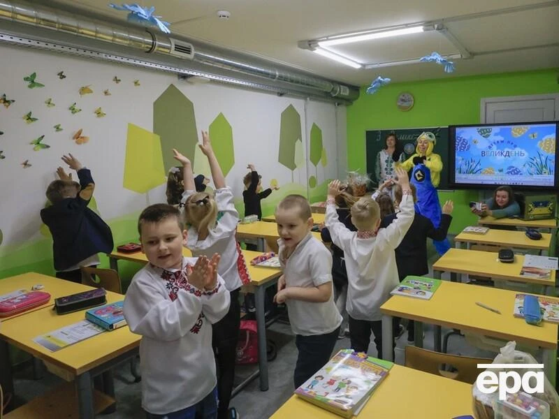 Кабмін оголосив виплату батькам першокласників. Шмигаль назвав суму й умову