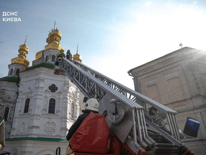 У Києво-Печерській лаврі з купола одного з храмів завалився хрест. Фоторепортаж