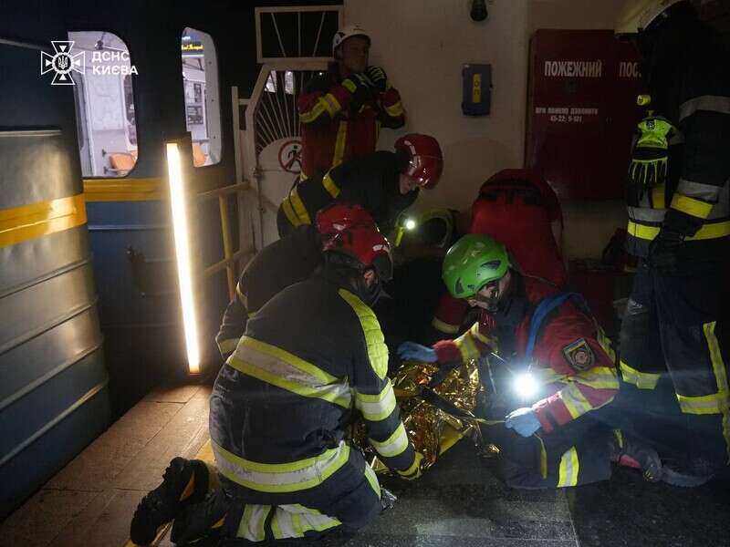 У Києві під потяг метро потрапив чоловік, у нього травматична ампутація ноги. Фото