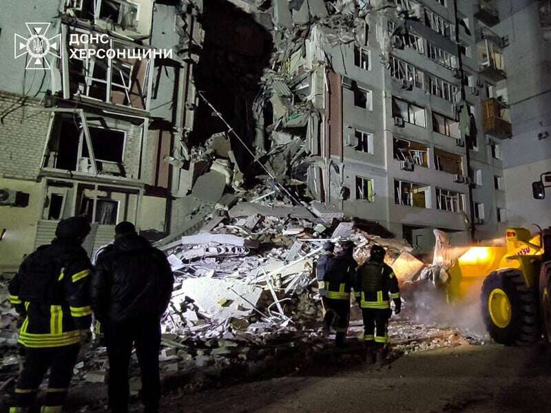 Під завалами будинку у Херсоні, в який влучила російська авіабомба, ще можуть бути люди – ОВА