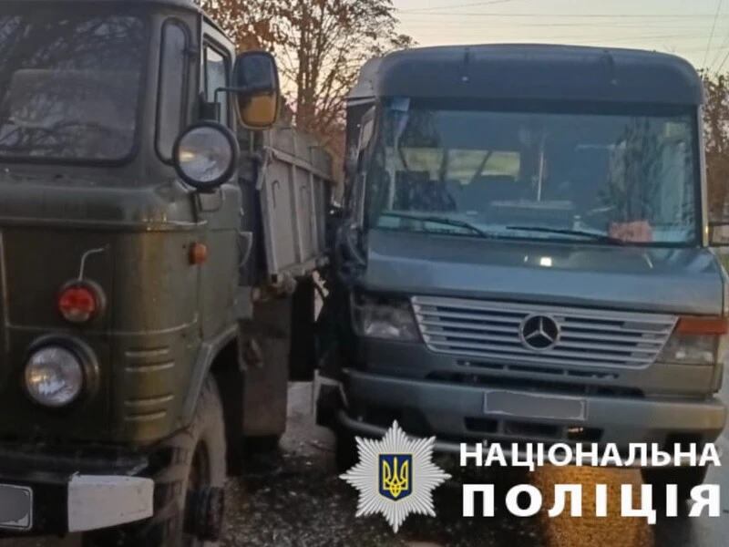 У Київській області маршрутка насмерть збила людей, які стояли біля вантажівки - поліція