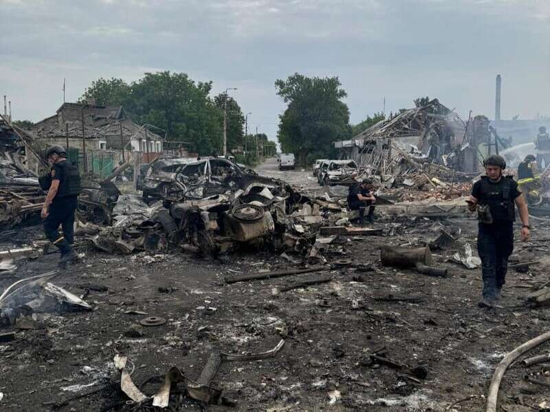 Російська авіація скинула дві керовані бомби на Селидове, загинуло щонайменше п'ять людей, ще вісьмох поранено – ОВА