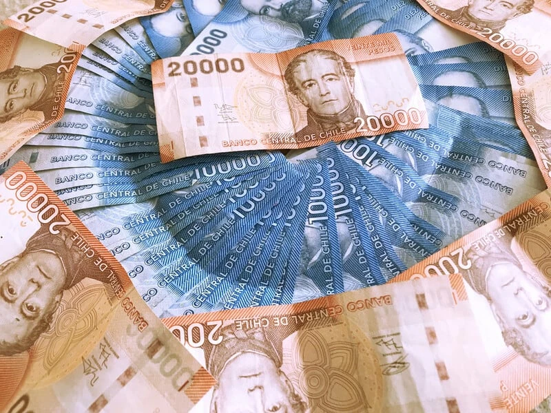 Співробітник помилково отримав зарплату за 27 років і звільнився. Чим усе скінчилося?