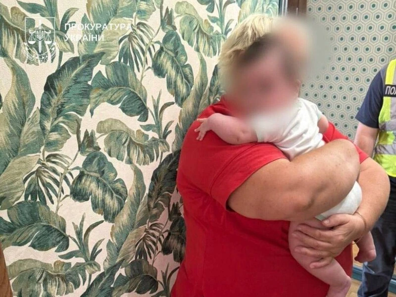 У Києві одне з двох немовлят сурогатної матери виявилось