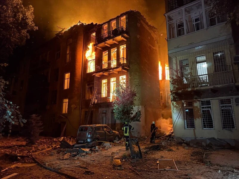РФ ударила по Одесі, знищена житлова багатоповерхівка, є постраждалі, під завалами шукають людей. Фото