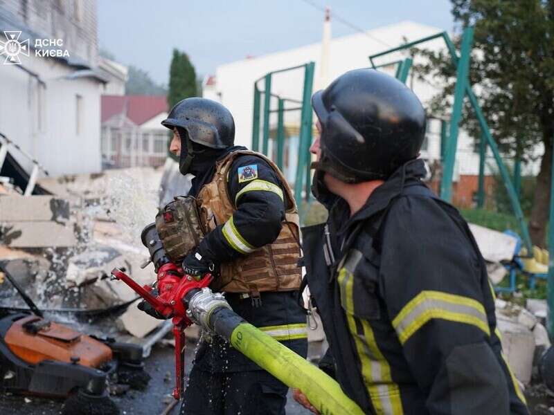 У ДСНС розповіли про наслідки ракетної атаки на Київ. Фото