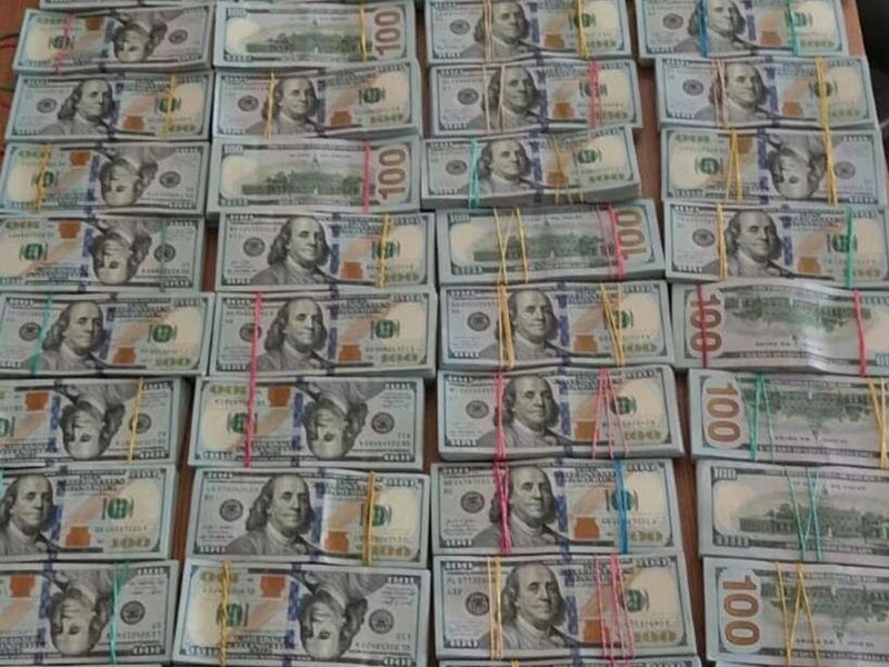 Подружжя українців намагалося потрапити в Румунію з понад $1 млн, приклеєних скотчем до тіла. Відео