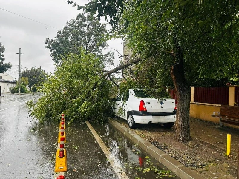 Циклон паралізував Румунію: міста затоплені й знеструмлені, туристи застрягли в горах. Відео