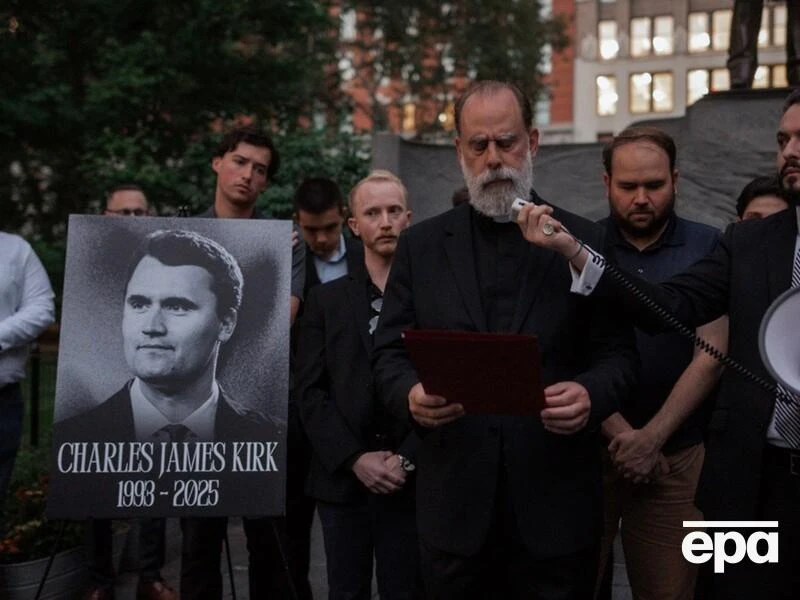 Частина команди Трампа переїхала жити на військові бази. Чому?