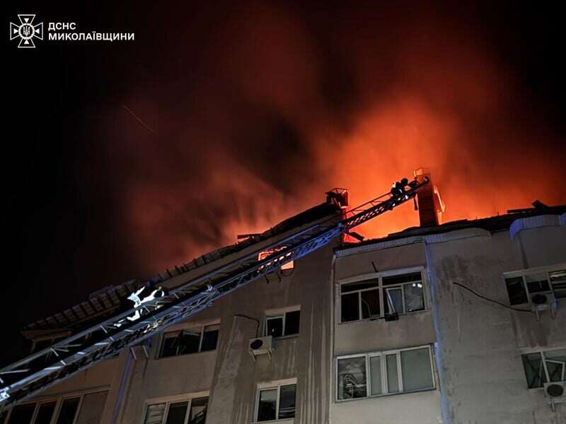 У Миколаєві уламки збитих дронів упали в житловому районі, є поранені. Фото