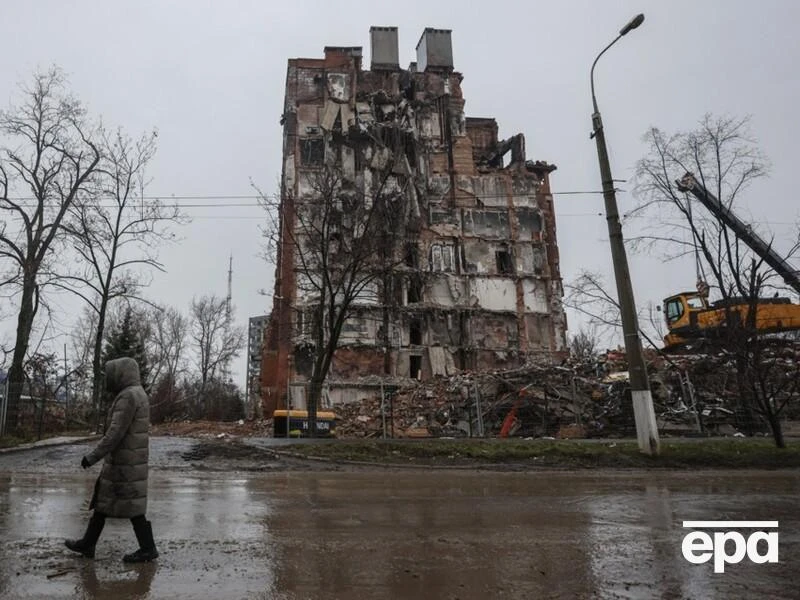 Коли росіяни розчищали завали в Маріуполі, тіла загиблих вивозили з брухтом – місцева жителька