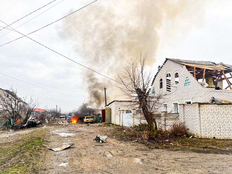 Авіація РФ скинула на Куп'янськ сім КАБ вагою 250–500 кг, під завалами можуть бути люди. Фото, відео