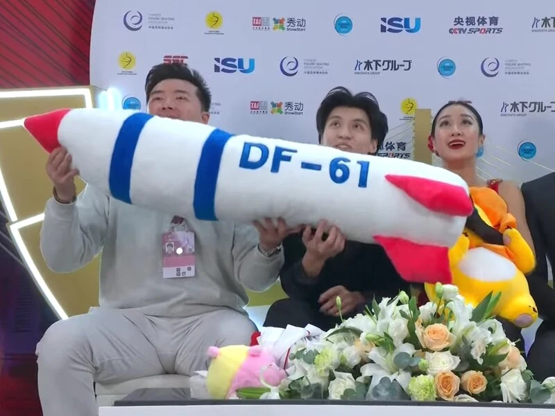 Китайські фігуристи на міжнародних змагяннях знялися із іграшкою у вигляді ядерної ракети. Відео