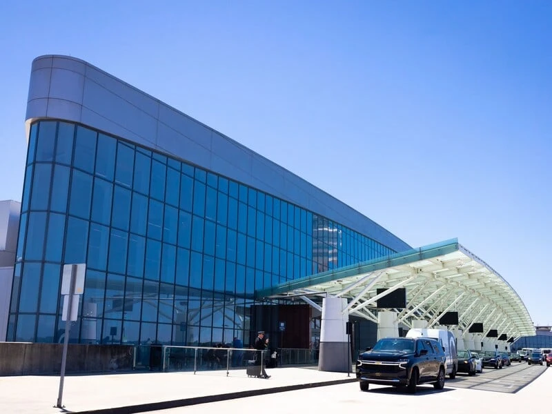 У США затримали чоловіка, який збирався влаштувати стрілянину в аеропорту. Хто попередив поліцію