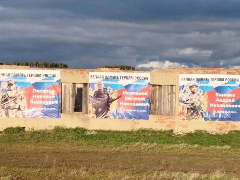 Біля сміттєзвалища. У РФ знайшли місце для фото загиблих окупантів, місцевим 