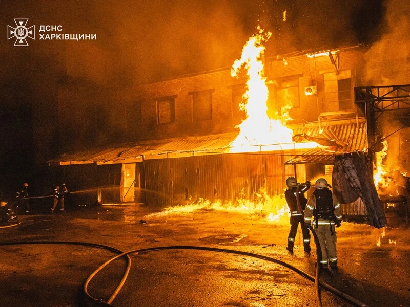 РФ уночі й уранці била по Харкову дронами, один влучив у багатоповерхівку. Фото, відео