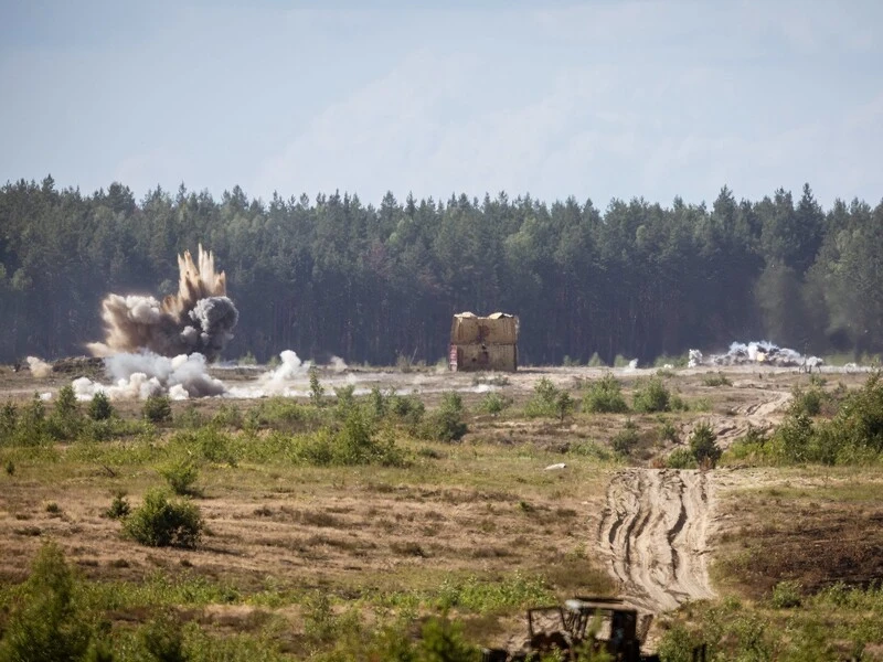 Протитанкові рови й укріплення. Литва формує трирівневу лінію оборони на кордоні