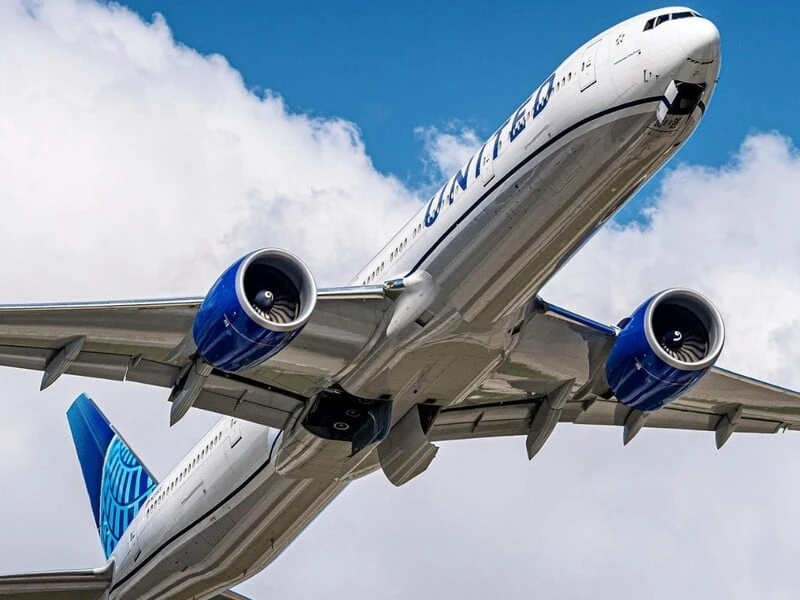 У Boeing на висоті 11 тис. м тріснуло лобове скло. За однією з версій, по ньому був удар
