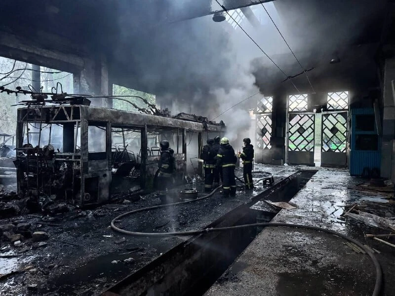 Розбито десятки тролейбусів і багатоповерхівок, поранено дітей. РФ обстріляла вночі Харків і область. Фото