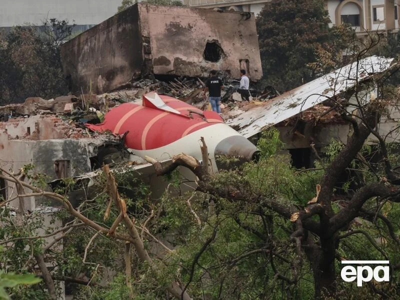 До катастрофи рейсу Air India, яка забрала життя 260 людей, може бути причетний капітан літака – ЗМІ