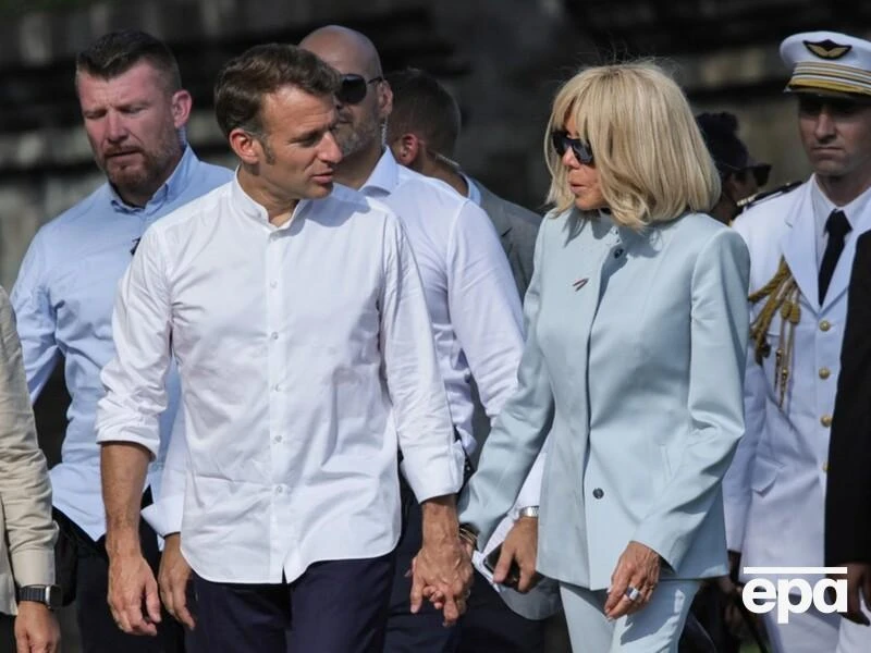 Макрон обіграв сцену з ляпасом від дружини під час візиту до Індонезії. Відео