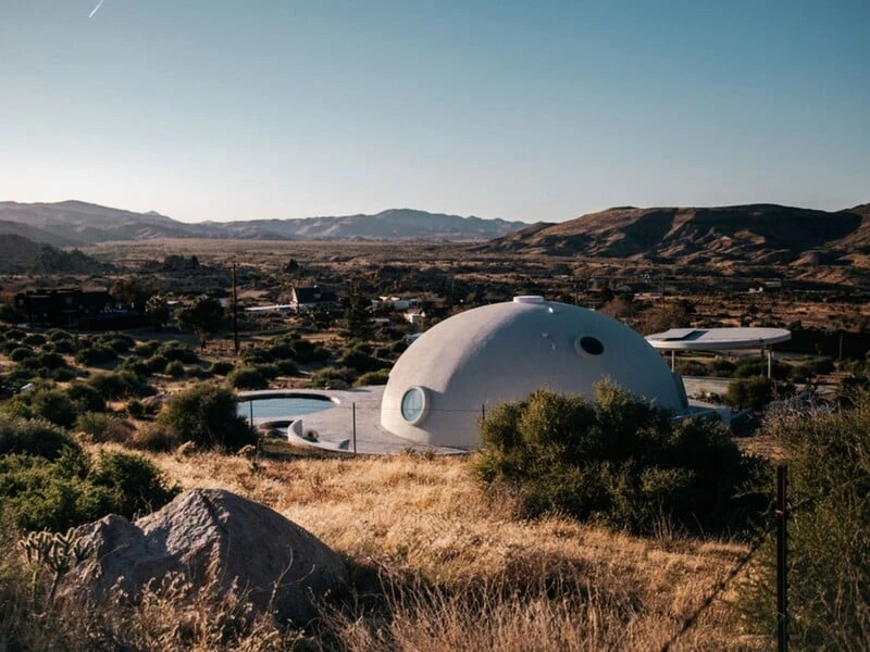 Українська архітекторка-самоучка спроєктувала дім у пустелі Каліфорнії, із натяком на радянський бруталізм