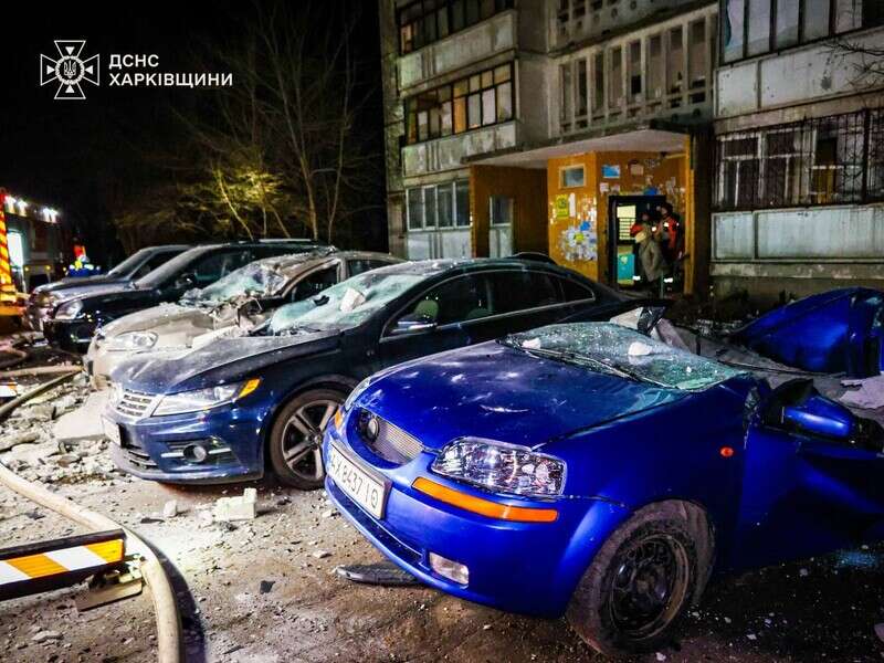 Уламки російського дрона вночі влучили в багатоповерхівку в Харкові, є постраждалі. Фото, відео