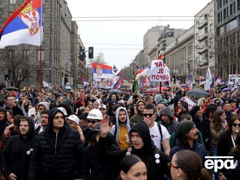 ЗМІ повідомили, що протестувальників у Сербії розганяли звуковими гарматами. Влада заперечує