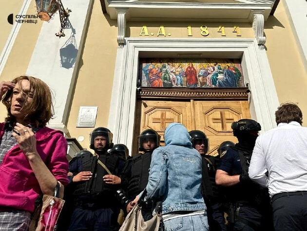 12 людей поранено в масштабній бійці біля храму в Чернівцях. Більшість побитих – поліцейські