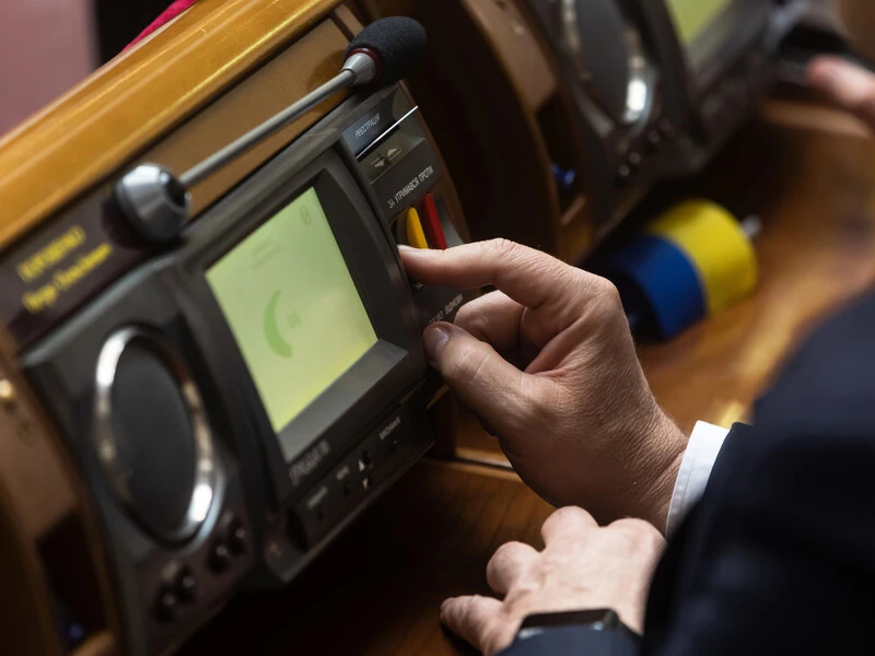 Низка нардепів не хочуть голосувати за законопроєкт, який відновить самостійність НАБУ й САП, через страх помсти – FT