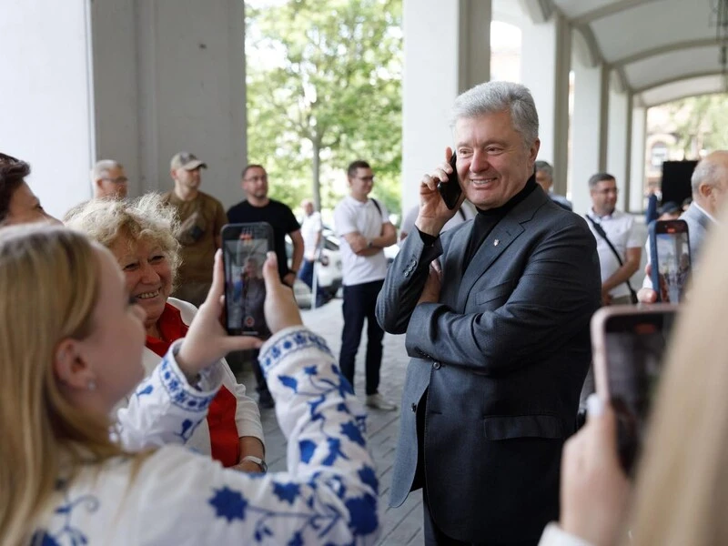 Іванов: Порошенко подарував мільйон доларів, але cкаржиться, що через санкції не може допомагати ЗСУ