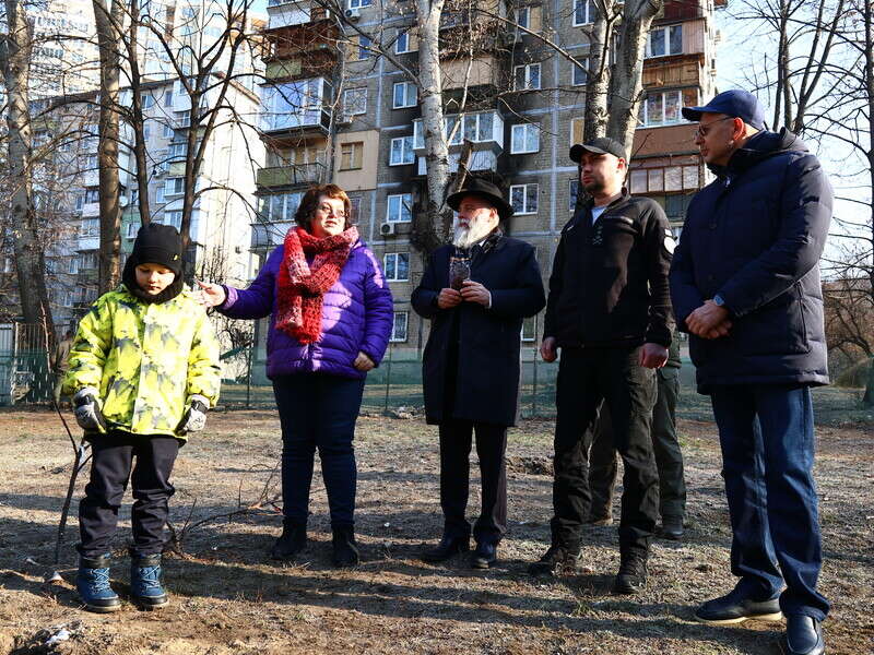 У єврейській школі Києва, яка потрапила під удар російського дрона, посадили дерева. Перше висадив Буданов