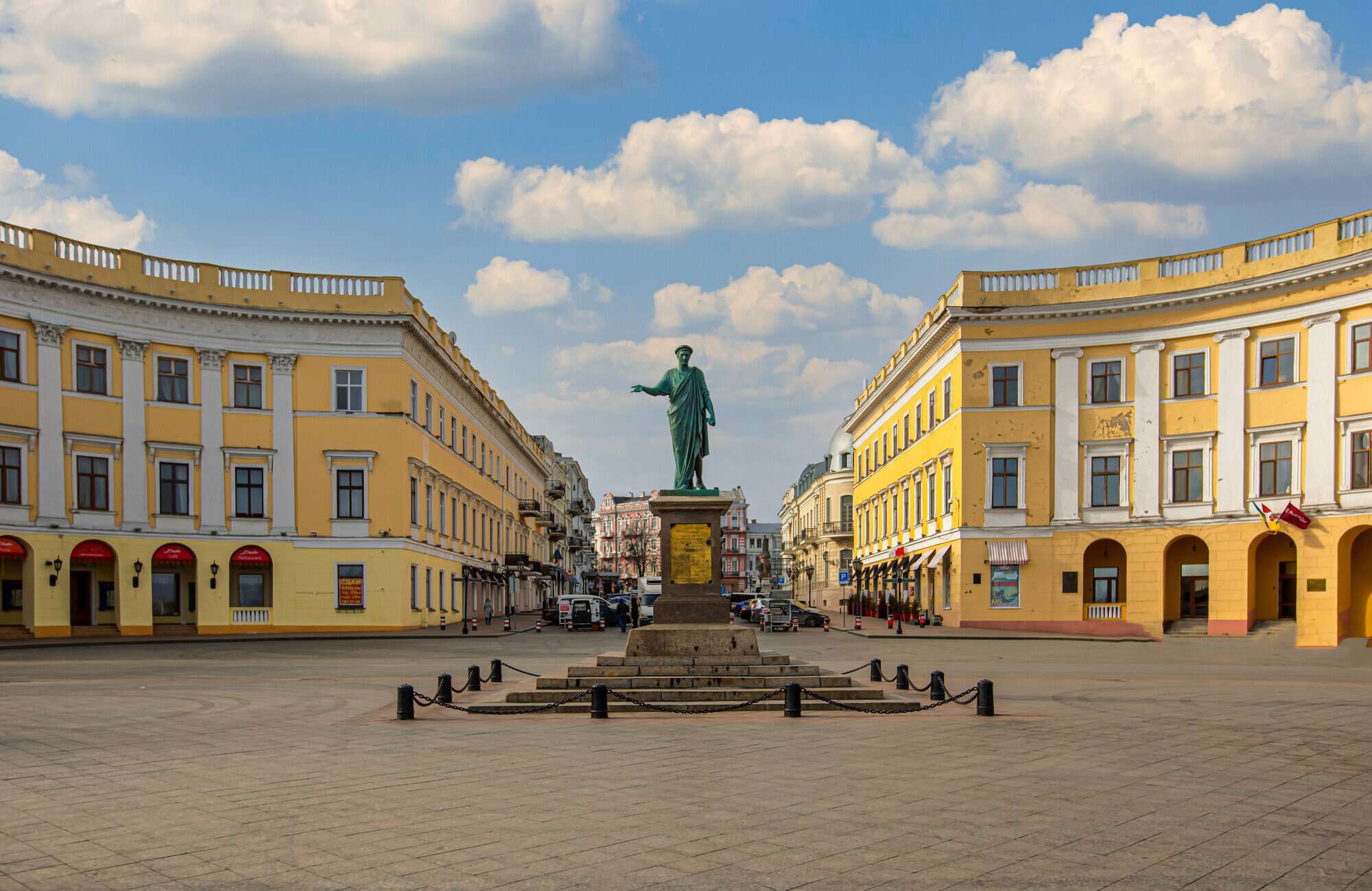 РФ атакувала цивільні об'єкти в Одесі, є постраждалі