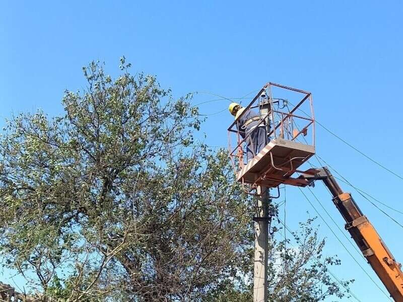 За добу енергетики ДТЕК повернули світло ще 13 населеним пунктам після обстрілів