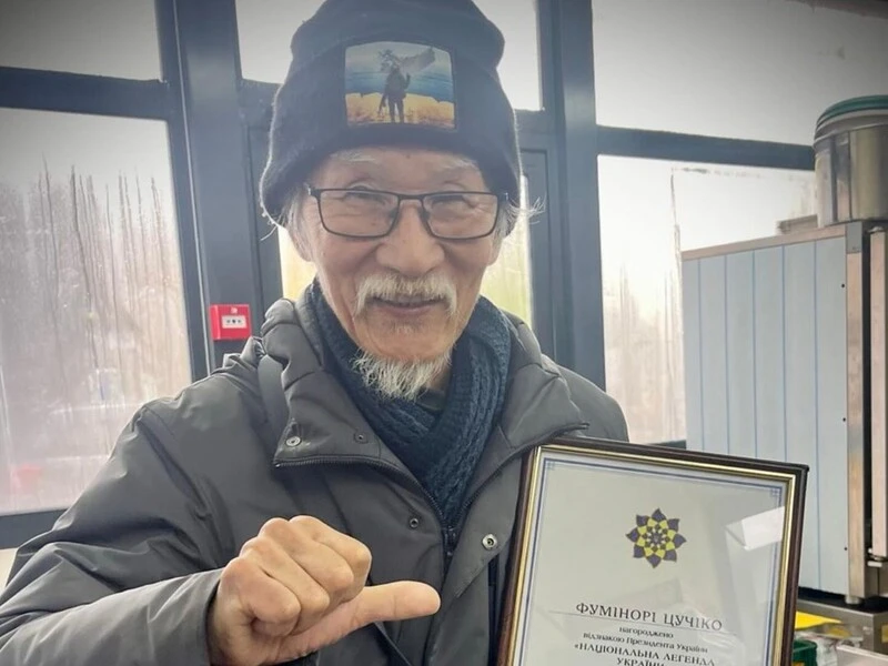 Японський волонтер, який годував безплатно харків'ян, звинуватив помічницю в шахрайстві. Вона заявила, що Цучіко не фінансував проєкту
