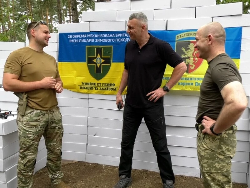 Кличко від громади Києва передав FPV-дрони 24-й і 28-й бригадам ЗСУ