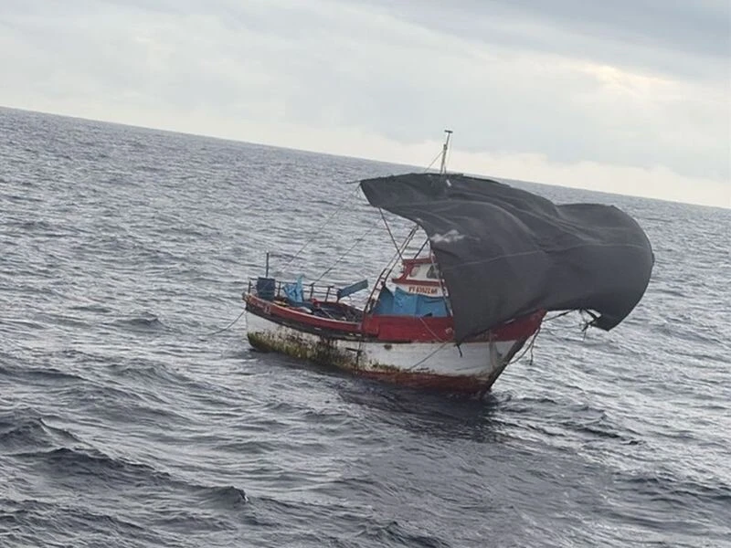 П'ятеро рибалок майже два місяці дрейфували в морі, поки їх не підібрало судно з Еквадору