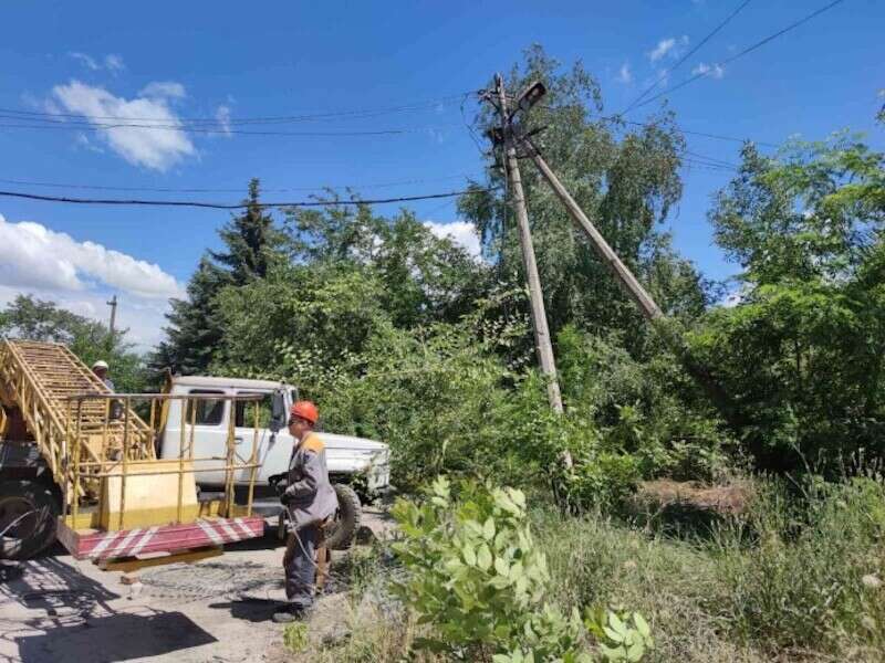 За добу енергетики ДТЕК повернули світло 19 тис. родин після ворожих атак