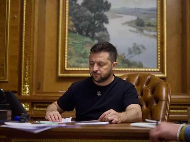Зеленський указами ввів три пакети санкцій. У списку – сенатор РФ, політики з Молдови і пропагандисти