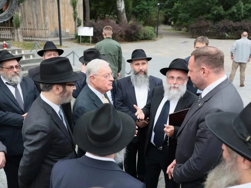 Келлог разом із Єрмаком і представником Єврейського національного фонду відвідали Бабин Яр